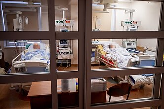 Medikai dirba ligoninėje karantino metu