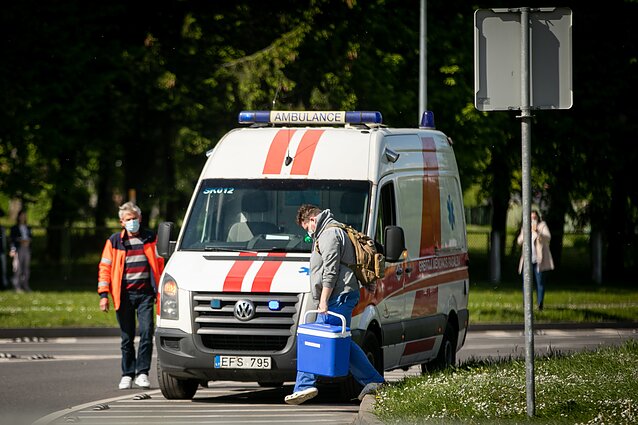 Vilniuje leidosi sraigtasparnis su donoro širdimi. Asociatyvi nuotr.