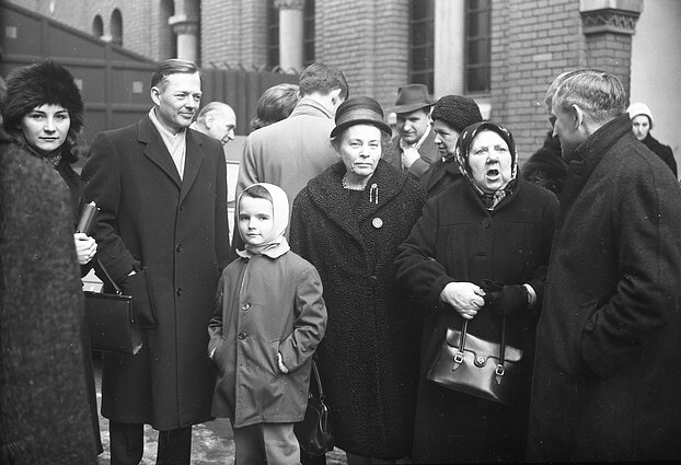 Iš dešinės: Jonas Petrošius, Ona Šimaitė, Ona Greimienė, Adolfas Venskus, Vincenta Lozoraitienė, Jeanas Christophe`as Moncys, Algirdas Greimas, Antanas Mončys