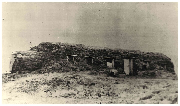 Pirmoji Bykovo kyšulyje pastatyta jurta, kurioje gyveno lietuvių ir suomių tremtiniai. Jakutijos ASSR, apie 1954–1955 m. Pirmoji Bykovo kyšulyje pastatyta jurta, kurioje gyveno lietuvių ir suomių tremtiniai. Jakutijos ASSR, apie 1954–1955 m.