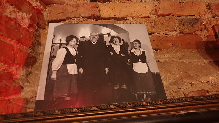 Pirmosios „Čičinsko“ užeigos virėjos, kurios, tikėtina, ir sukūrė legendinį „Čičinsko“ kepsnį Pirmosios „Čičinsko“ užeigos virėjos, kurios, tikėtina, ir sukūrė legendinį „Čičinsko“ kepsnį