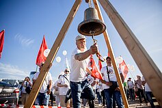 Keli šimtai žmonių prie Seimo susirinko į protesto akciją dėl esą valdžios vykdomos šeimos politikos Keli šimtai žmonių prie Seimo susirinko į protesto akciją dėl esą valdžios vykdomos šeimos politikos