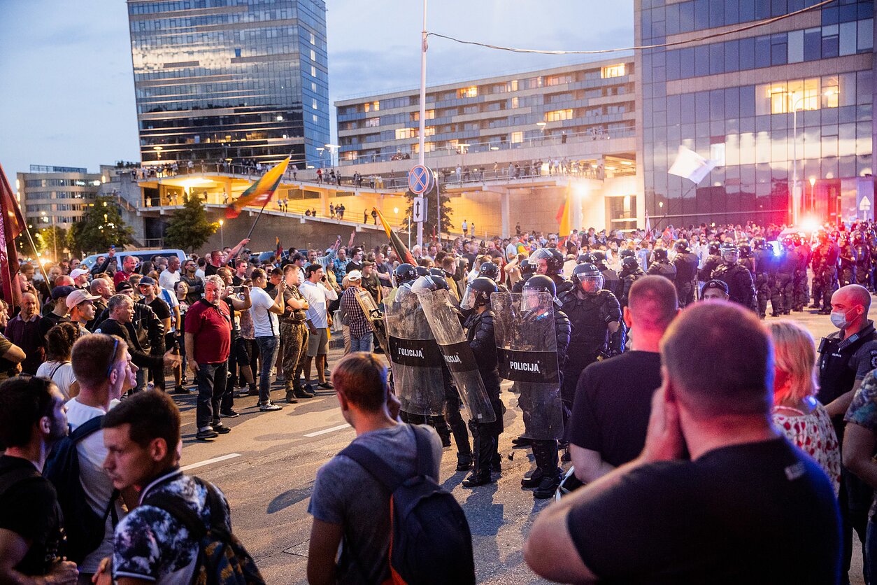 Mitingas prie Seimo peraugo į pareigūnų ir protestuotojų susirėmimą