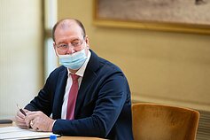 Parlamentinių partijų atstovai pasirašė susitarimą dėl švietimo (papildytas)