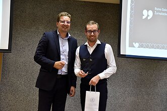 Edvardui Kubiliui įteiktas Romo Sakadolskio žurnalistikos apdovanojimas