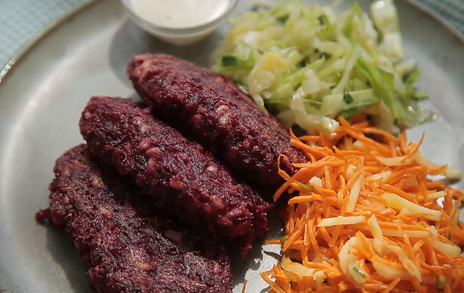 Veganiškos virtuvės šeimininkė gamina neįprastus kotletus: prireiks burokėlių ir kruopų