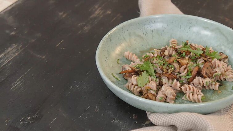 Visiems pažįstama „Carbonara“ – sveikesniu stiliumi: kalafiorai taps padažu, o pievagrybiai – šonine