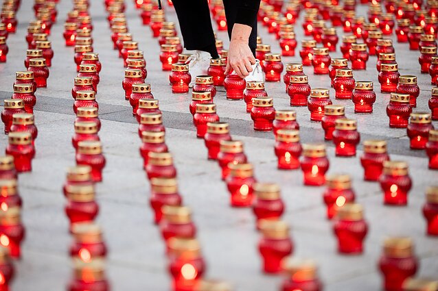 Katedros aikštėje uždegtos žvakutės organų donorams atminti. Asociatyvi nuotr.