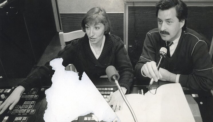 Margarita Kosmauskaitė ir Vytenis Pauliukaitis TV aparatinėje. 1987 m. Margarita Kosmauskaitė ir Vytenis Pauliukaitis TV aparatinėje. 1987 m.