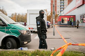 Kaukę užsidėti atsisakęs vyras parduotuvės „Rimi“ apsaugos darbuotojui peršovė koją