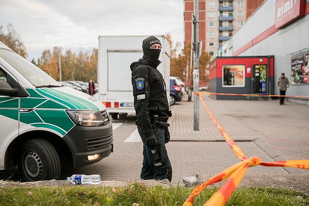 Kaukę užsidėti atsisakęs vyras parduotuvės „Rimi“ apsaugos darbuotojui peršovė koją