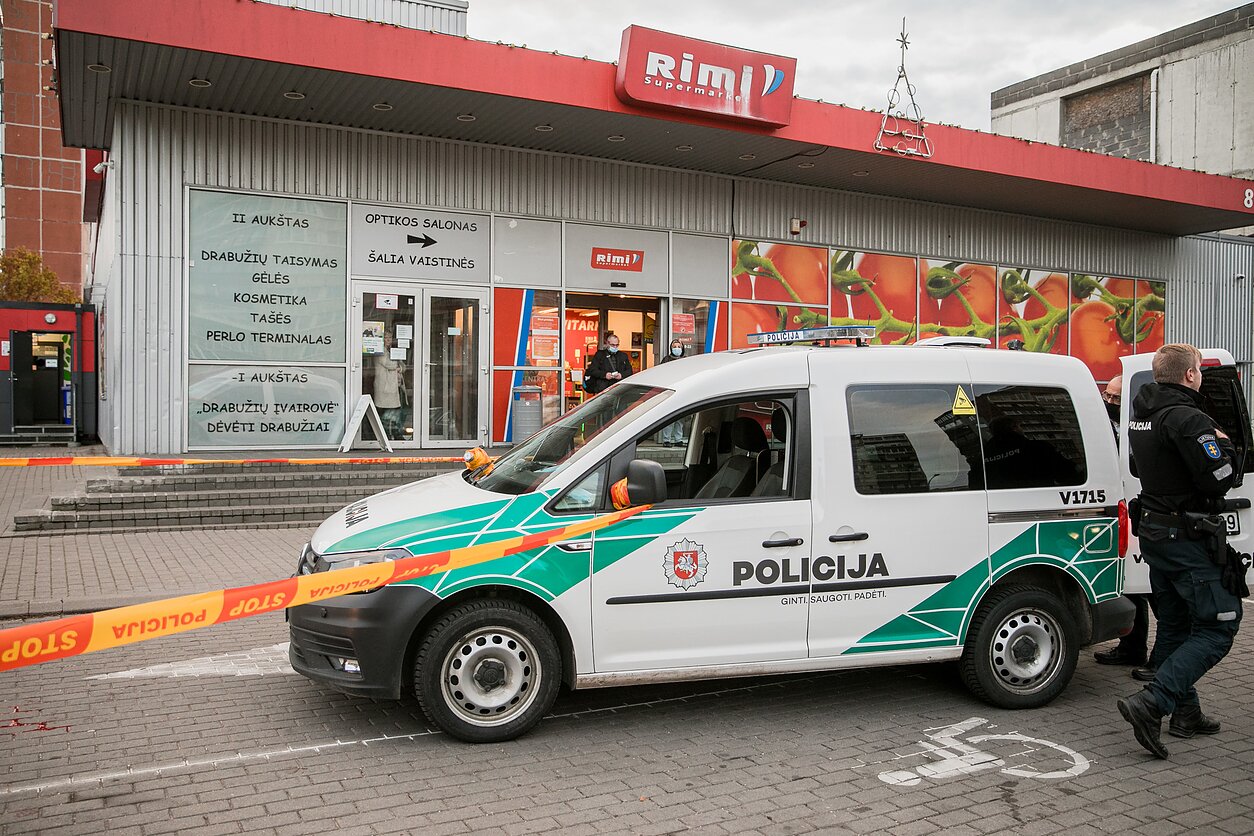Kaukę užsidėti atsisakęs vyras parduotuvės „Rimi“ apsaugos darbuotojui peršovė koją