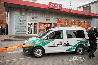 Kaukę užsidėti atsisakęs vyras parduotuvės „Rimi“ apsaugos darbuotojui peršovė koją
