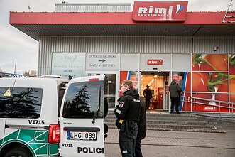 Kaukę užsidėti atsisakęs vyras parduotuvės „Rimi“ apsaugos darbuotojui peršovė koją