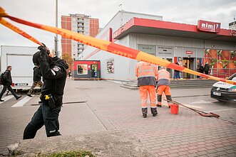 Kaukę užsidėti atsisakęs vyras parduotuvės „Rimi“ apsaugos darbuotojui peršovė koją