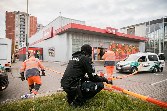 Kaukę užsidėti atsisakęs vyras parduotuvės „Rimi“ apsaugos darbuotojui peršovė koją