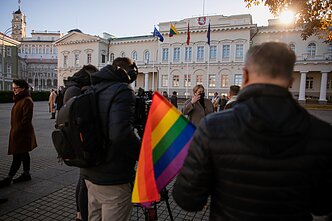 Prie prezidentūros R. Račienę palaikyti susirinko grupė žmonių
