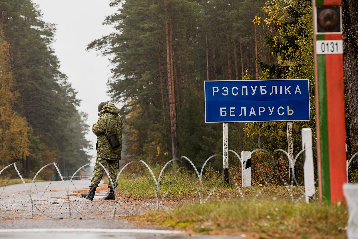 Druskininkų pasienio užkardos ruože pradėti fizinio barjero įrengimo darbai Druskininkų pasienio užkardos ruože pradėti fizinio barjero įrengimo darbai