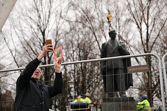Vilniuje nukeliamas Petro Cvirkos paminklas Vilniuje nukeliamas Petro Cvirkos paminklas