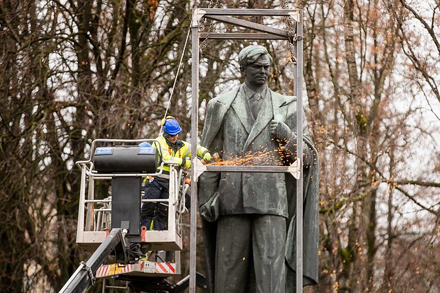 Vilniuje nukeliamas Petro Cvirkos paminklas Vilniuje nukeliamas Petro Cvirkos paminklas