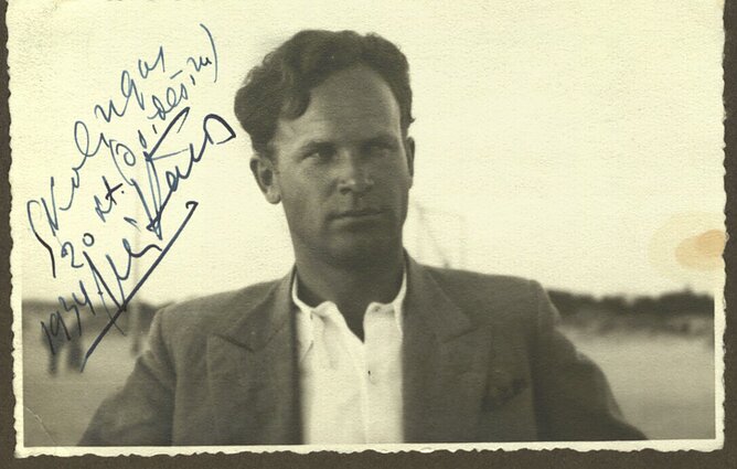 Juozas Mikėnas kolegos Telesforo Kulakausko fotografijoje (1934). Sauliaus Kulakausko nuosavybė Juozas Mikėnas kolegos Telesforo Kulakausko fotografijoje (1934). Sauliaus Kulakausko nuosavybė