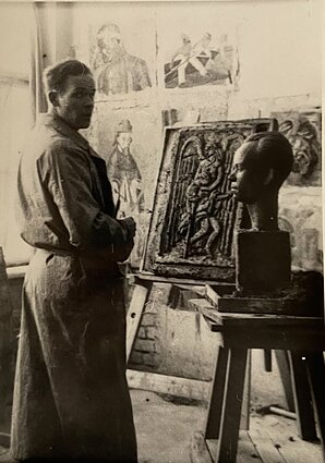 Juozas Mikėnas dirbtuvėje Kaune lipdo brolio Jono Mikėno portretą (iki 1933 m.) Juozas Mikėnas dirbtuvėje Kaune lipdo brolio Jono Mikėno portretą (iki 1933 m.)