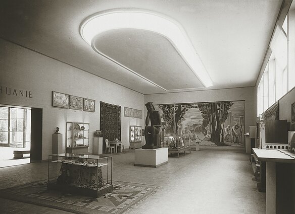 Juozo Mikėno „Rūpintojėlis“ – Lietuvos ekspozicijos Baltijos šalių paviljono Paryžiaus 1937 m. pasaulinėje parodoje centrinis akcentas Juozo Mikėno „Rūpintojėlis“ – Lietuvos ekspozicijos Baltijos šalių paviljono Paryžiaus 1937 m. pasaulinėje parodoje centrinis akcentas