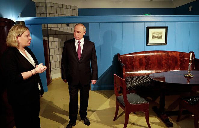 Rusijos kultūros ministrė Olga Liubimova ir prezidentas Vladimiras Putinas Fiodoro Dostojevskio name muziejuje Maskvoje