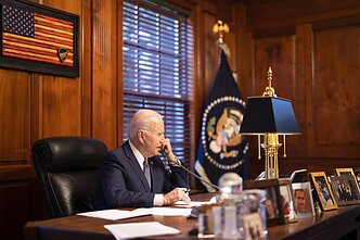 Joe Bideno ir Vladimiro Putino pokalbis telefonu