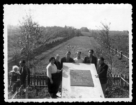 Holokausto aukų kapavietė Daukšių kaime šalia Kėdainių. Maždaug 1960 metai Holokausto aukų kapavietė Daukšių kaime šalia Kėdainių. Maždaug 1960 metai