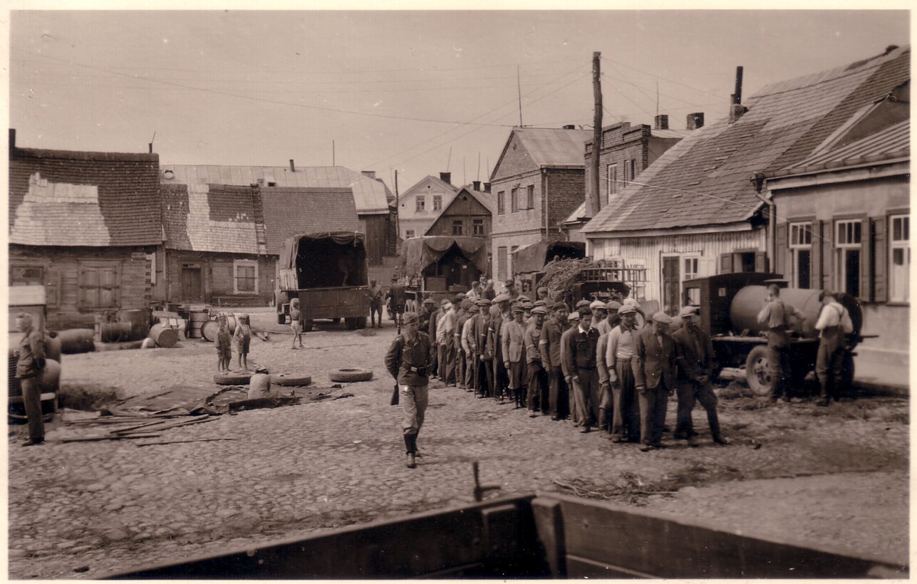 Kėdainių žydai varomi dirbti. Senoji rinka, 1941 m. birželis Kėdainių žydai varomi dirbti. Senoji rinka, 1941 m. birželis