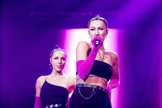 „Pabandom iš naujo!“, Queens of Roses