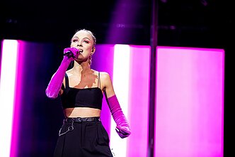 „Pabandom iš naujo!“, Queens of Roses