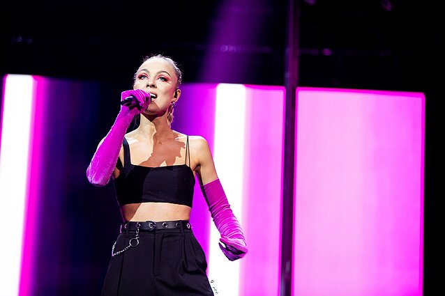 „Pabandom iš naujo!“, Queens of Roses