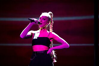 „Pabandom iš naujo!“, Queens of Roses