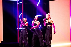 „Pabandom iš naujo!“, Queens of Roses