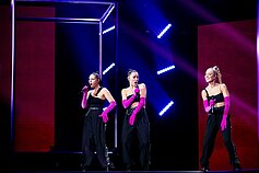 „Pabandom iš naujo!“, Queens of Roses