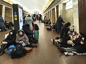 Kijevo metro stotyse besislepiantys ukrainiečiai