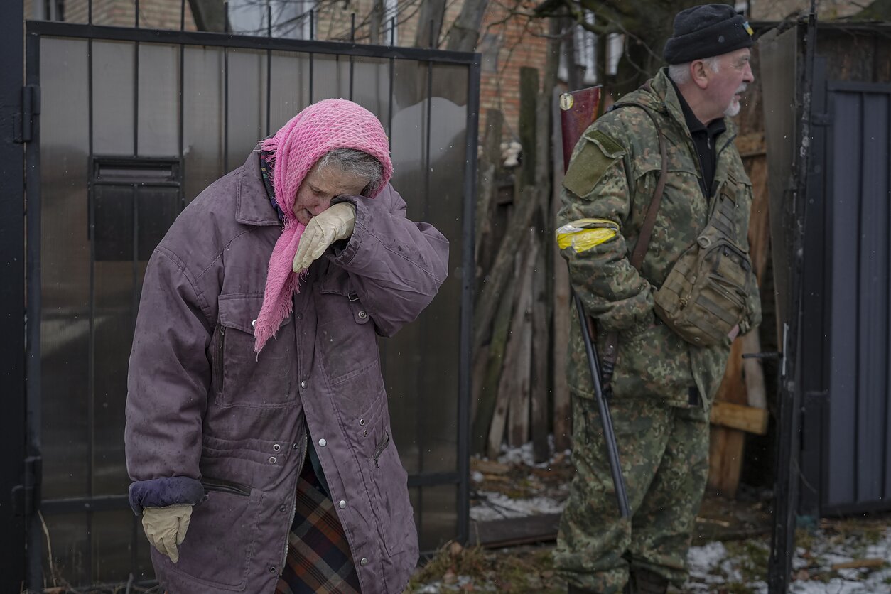Moteris verkia po Rusijos atakos Gorenkoje, Ukrainoje Moteris verkia po Rusijos atakos Gorenkoje, Ukrainoje