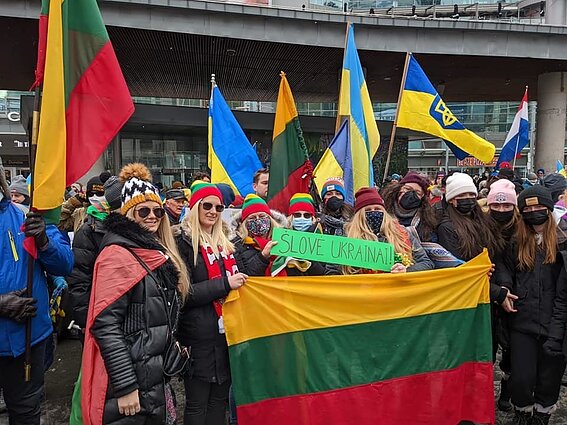 Lietuviai rinkosi į protesto akciją prieš karą Ukrainoje Toronte, Kanadoje