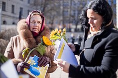 Keli šimtai žmonių antradienį susirinko į akciją prie Ukrainos ambasados Keli šimtai žmonių antradienį susirinko į akciją prie Ukrainos ambasados