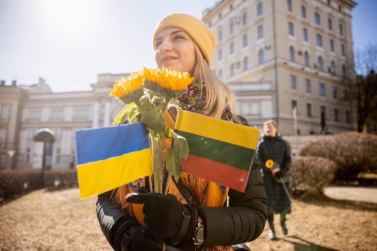 Keli šimtai žmonių antradienį susirinko į akciją prie Ukrainos ambasados Keli šimtai žmonių antradienį susirinko į akciją prie Ukrainos ambasados