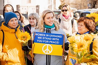 Keli šimtai žmonių antradienį susirinko į akciją prie Ukrainos ambasados Keli šimtai žmonių antradienį susirinko į akciją prie Ukrainos ambasados