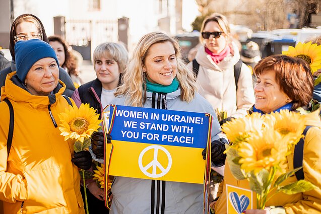 Keli šimtai žmonių antradienį susirinko į akciją prie Ukrainos ambasados Keli šimtai žmonių antradienį susirinko į akciją prie Ukrainos ambasados