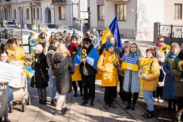 Keli šimtai žmonių antradienį susirinko į akciją prie Ukrainos ambasados Keli šimtai žmonių antradienį susirinko į akciją prie Ukrainos ambasados