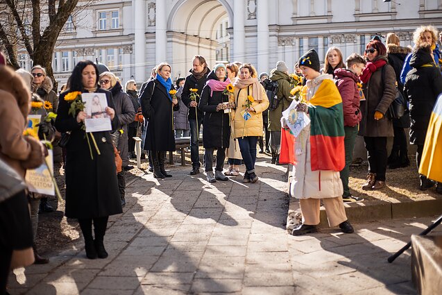 Keli šimtai žmonių antradienį susirinko į akciją prie Ukrainos ambasados Keli šimtai žmonių antradienį susirinko į akciją prie Ukrainos ambasados