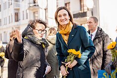 Keli šimtai žmonių antradienį susirinko į akciją prie Ukrainos ambasados Keli šimtai žmonių antradienį susirinko į akciją prie Ukrainos ambasados