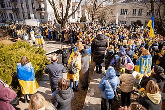 Keli šimtai žmonių antradienį susirinko į akciją prie Ukrainos ambasados Keli šimtai žmonių antradienį susirinko į akciją prie Ukrainos ambasados