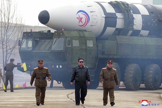 Kim Jong Unas stebi balistinės raketos bandymą