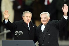 G. Bushas ir V. Adamkus Vilniuje 2002 metais
